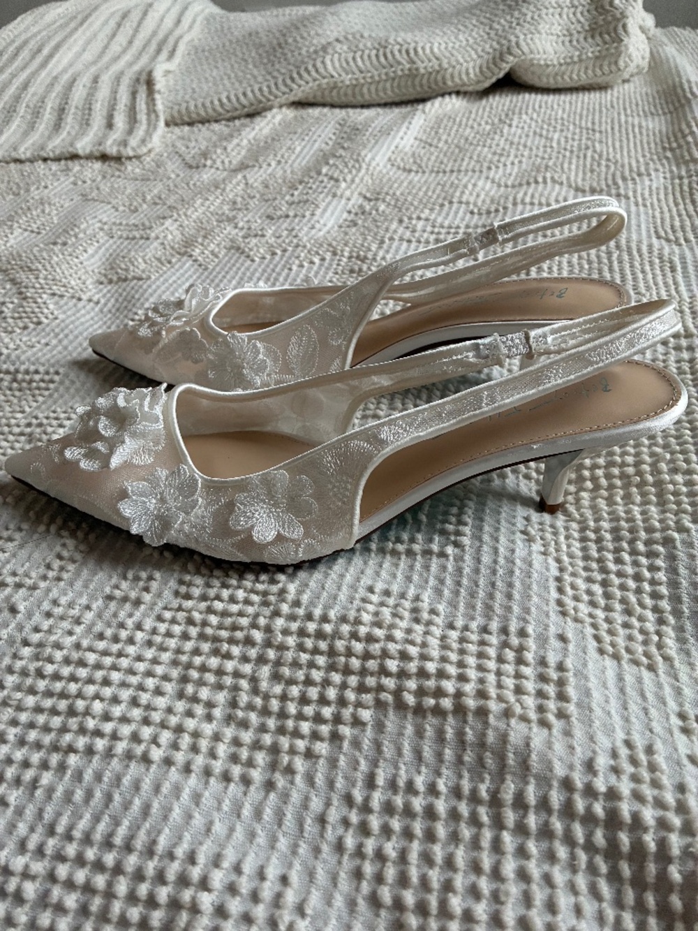 Betsey Johnson SB-Dian Ivory Floral Bridal Heels 8.5 NWOT 2.25"